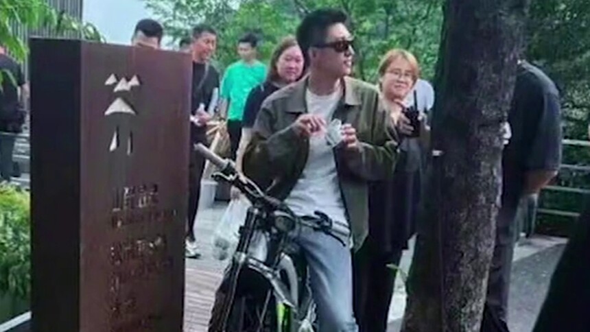 黄景瑜《他从火光中走来》曝路透 戴墨镜帅气有型