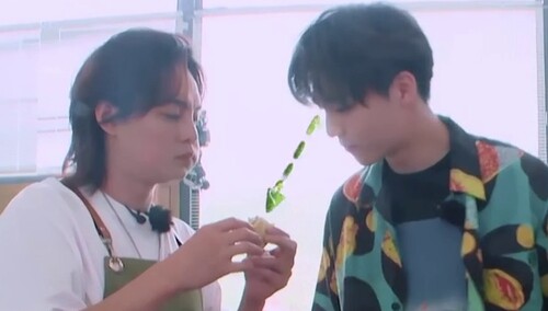 中餐厅加餐三明治大受欢迎 陈立农“浅尝”尹正手中食物