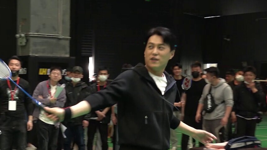 《底线》独家花絮：靳东VS成毅蔡文静，师徒三人上演羽毛球“大战”