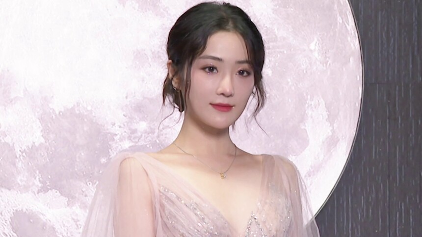 《2022中秋之夜》独家侧拍：张可盈举止优雅甜美动人