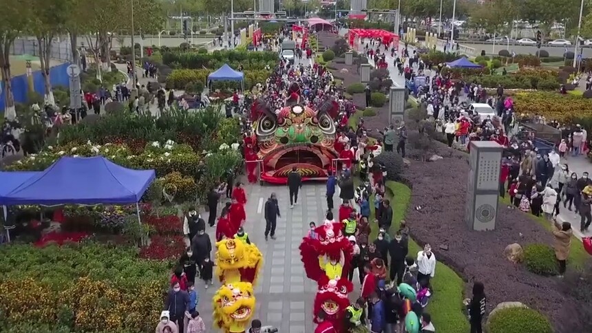 黄飞鸿故里“狮王”巡游迎新春