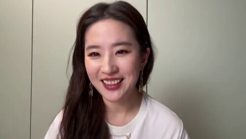 刘亦菲和阿婶们当“闺蜜”