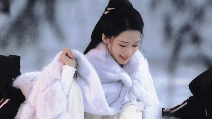 李沁新剧《七夜雪》曝雪地路透 披发造型清冷感满分
