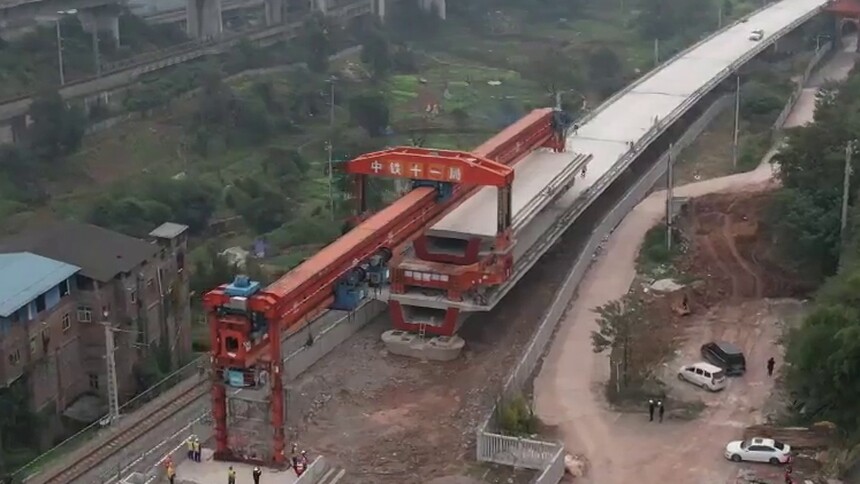 渝昆高铁川渝段完成架梁