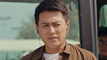 马嘉被交警拦下跳舞