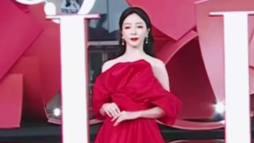 【2023ELLE风尚大典】李思思换了妆造完全没认出来！不愧是咱春晚主持人走出来的，气质真的很好