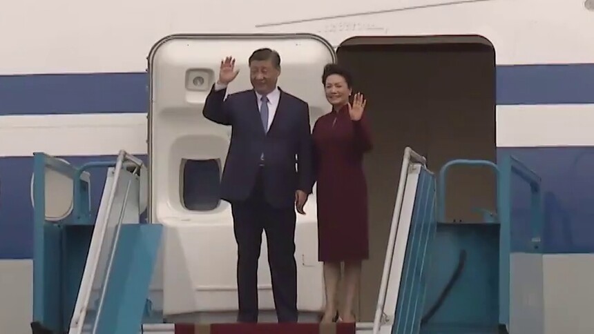 独家视频丨习近平步出舱门 越南总理范明政等在舷梯旁热情迎接