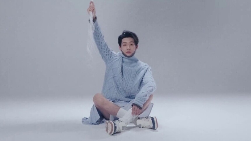 邓为蓝毛衣暖男造型 悠然惬意