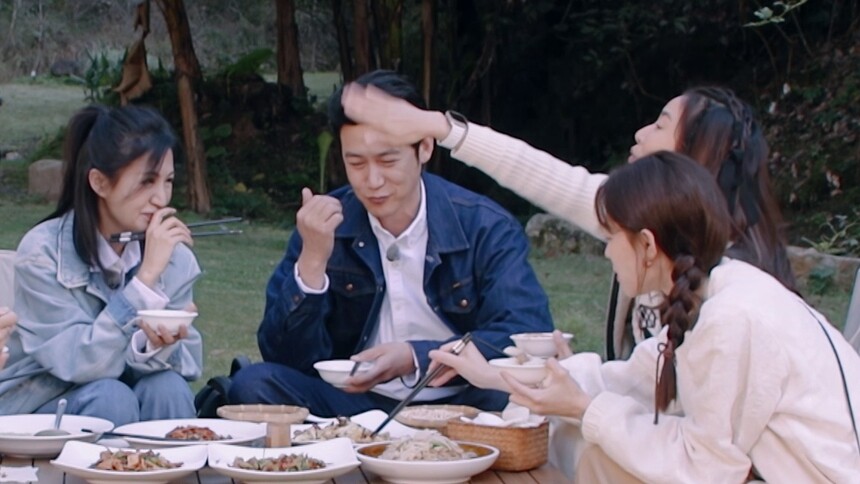 老友相聚畅谈往事 鲍蕾夸林心如哭戏深入人心！