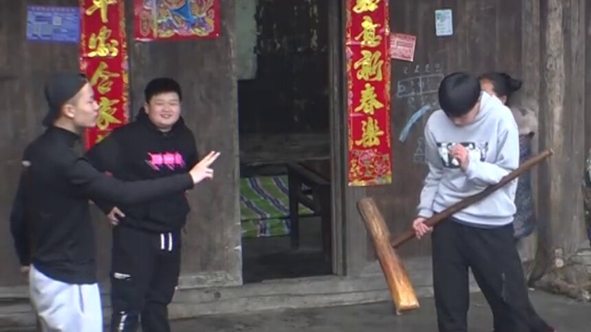 变形计第十七季彩蛋：随处都是舞台！冯博超连打糍粑都超有戏