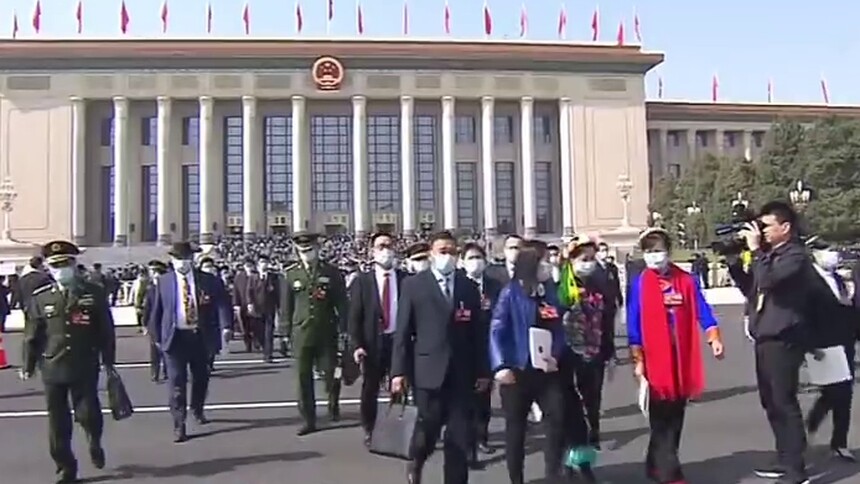 伟大复兴的掌舵者 人民爱戴的领路人 紧跟人民领袖步伐 铸就新的历史伟业