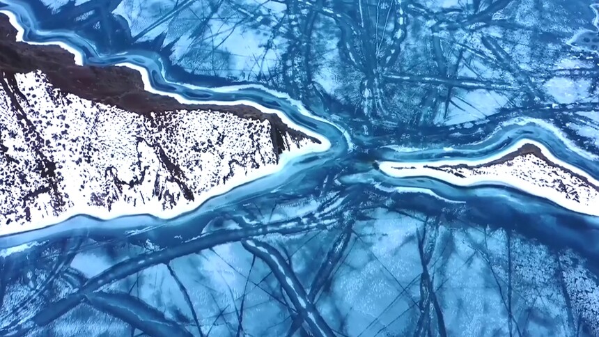 新疆：肯斯瓦特湖现“海蓝之心”奇观