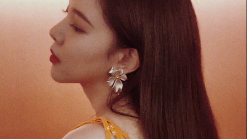 宋妍霏晒于朦胧镜头下的自己 气质出众眼神柔美