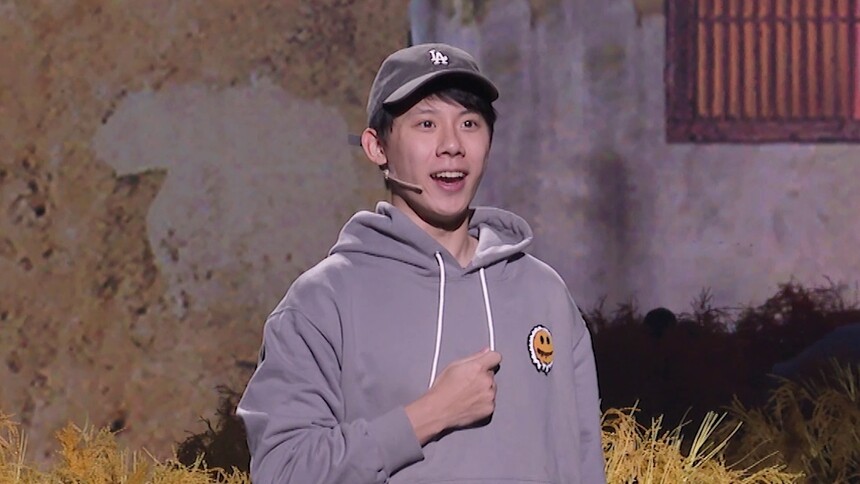 “新时代 新雷锋”主题文艺晚会彩排：周奇全情演绎功底强