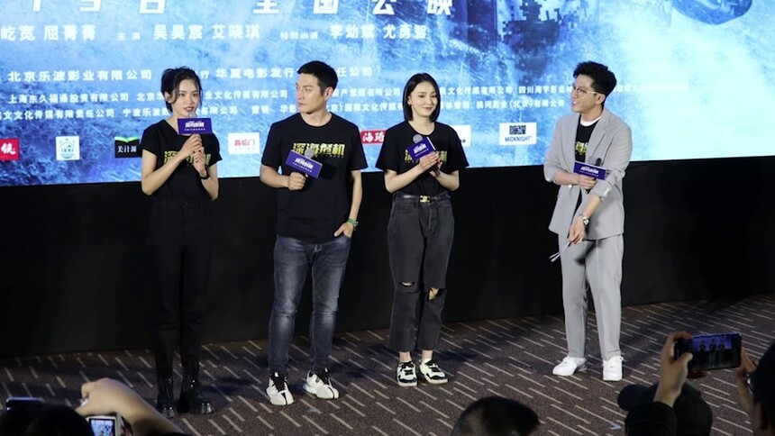 《深海危机》首映 让军人荣誉感成色十足
