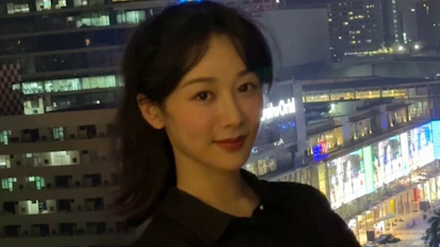 杨紫晒泰国度假随拍 马尾造型清新自然