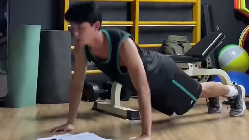 【燃烧吧，卡路里】吴磊健身时刻，能做几个俯卧撑？一起来数数