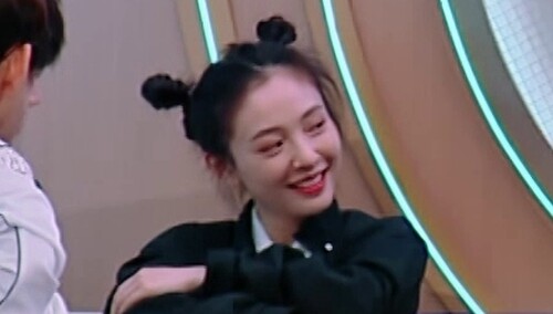 吴倩陈妍希聊《乘风》录制 丁程鑫武艺开场秀呆萌彩排