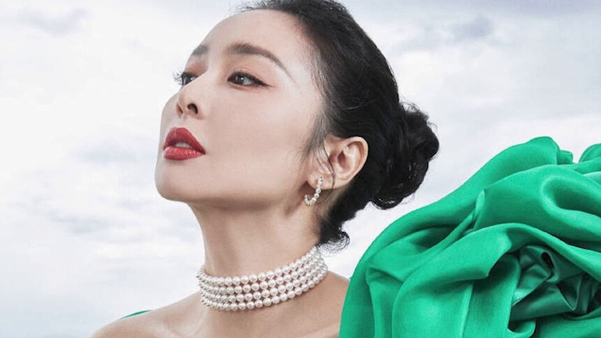 气场全开！高叶身着绿色长裙亮相戛纳