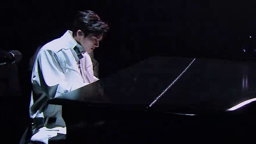 纯享版：闫桉水舞台唱跳《编号89757》 钢琴伴唱击中恋爱少女的心！