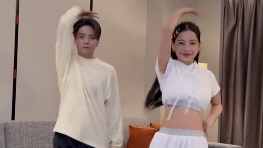 刘逸云和芝芙跳《叮叮当当》，今天是可爱Amber