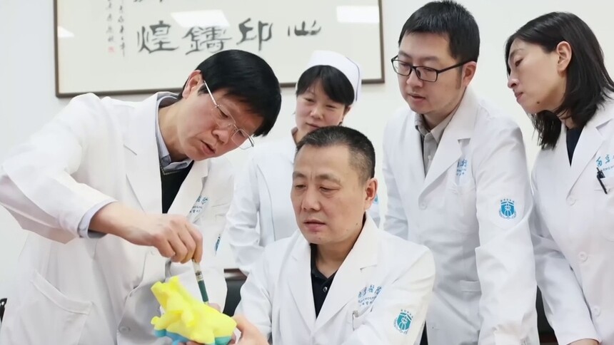“中国医师奖”获得者刘金成：行医者 全凭这颗心