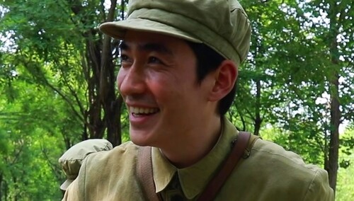 《志愿军：雄兵出击》成为战士特辑 朱一龙实弹训练汗湿衬衫