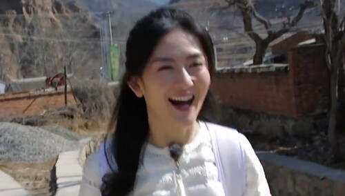 谢娜初到蘑菇屋！反客为主被何炅现场“抓包”