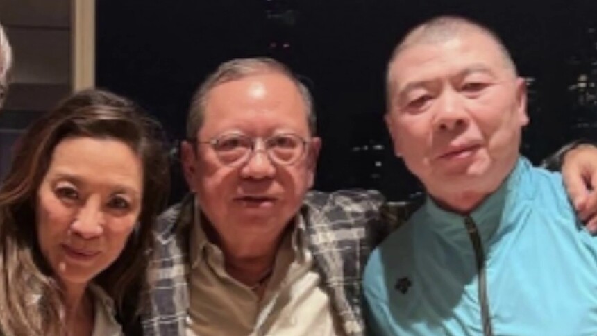 杨紫琼黄晓明冯小刚聚餐 三人聊天热络感情好