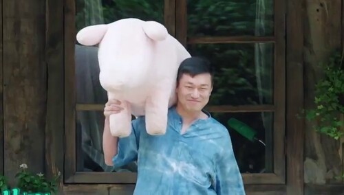 王加诺扛猪出场吓跑鸡群 蘑菇屋后台嘉宾笑不活了