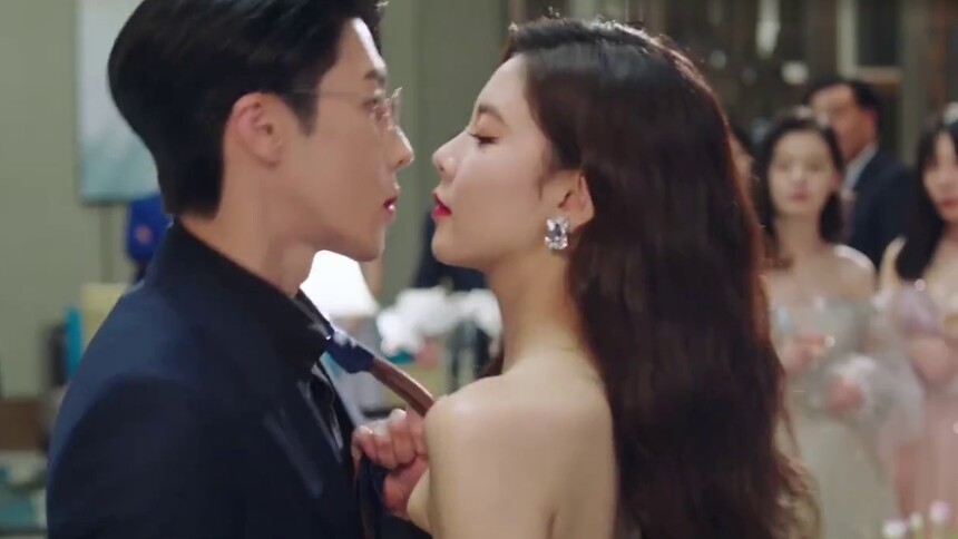 宋妍霏高瀚宇吻戏，成年人的极限拉扯有！