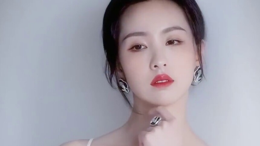 陈都灵白色吊带裙，纯澈清逸不染俗尘