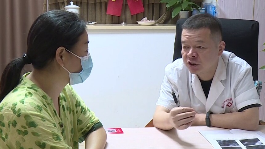白癜风夏季易复发 专家提醒定期复诊巩固疗效：背部突现白斑发展迅速 未巩固疗效6年后复发