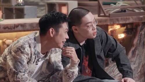 品冠一言不合开启另类挑战！陈楚生对着李玖哲唱错歌被拖走！