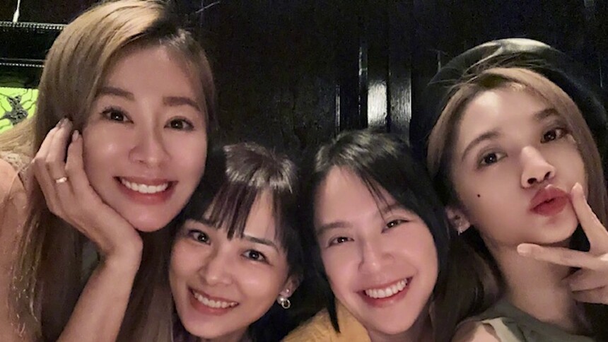 杨丞琳晒4 in love重聚合照 四人开心比耶状态满分