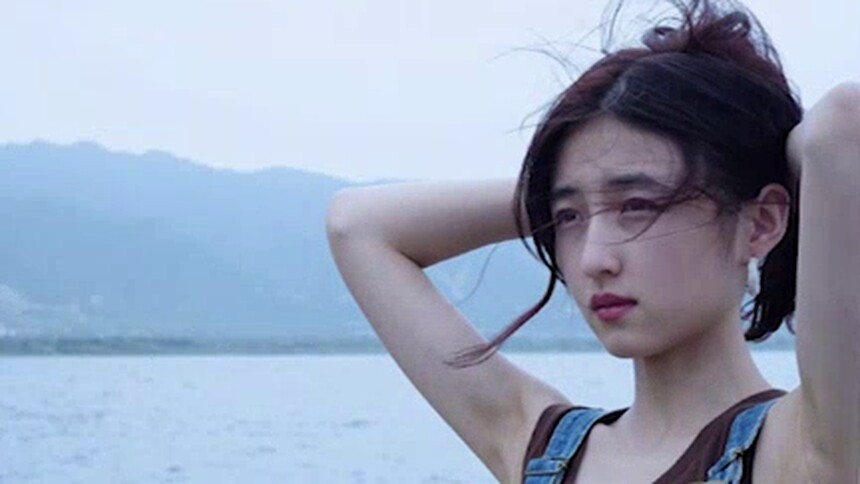 张子枫分享海边15宫格美照 手动美甲脑洞大开