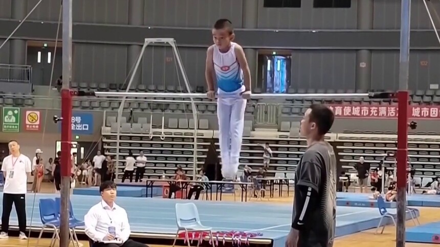 首次参赛斩获5金2银 湘潭7岁体操男孩蒋鸿晖有个奥运梦