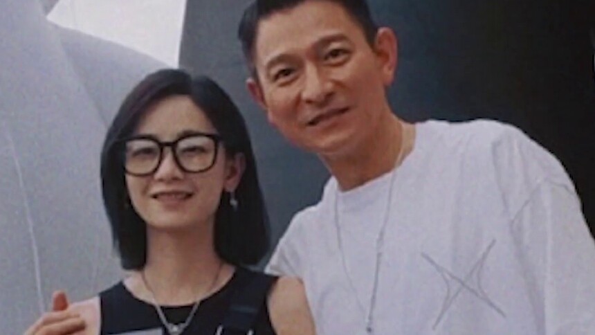 谢霆锋刘雅瑟参加刘德华艺术展：佩服华哥充满创造力