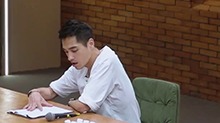 《披荆斩棘3》未播花絮：蓝正龙带上眼镜气质拉满 认真阅读的男人最帅！