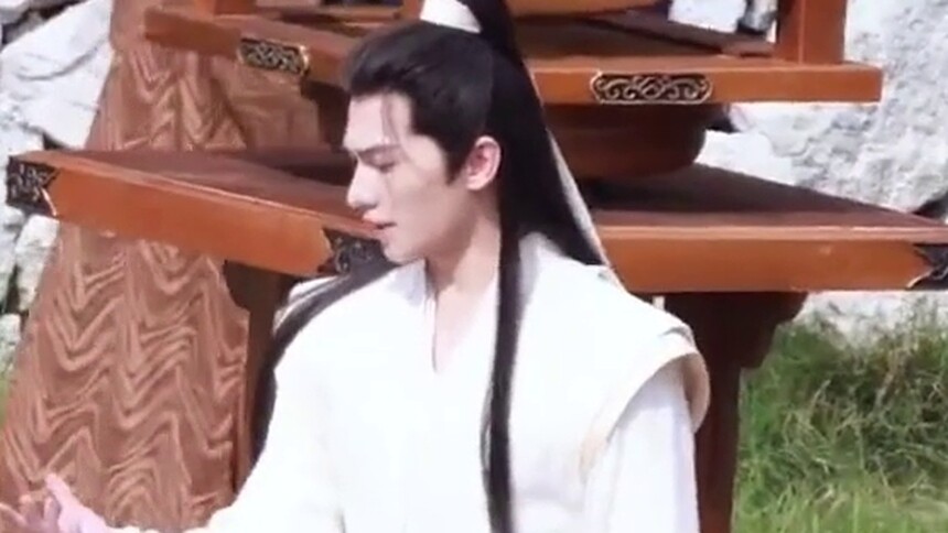 杨洋《凡人修仙传》曝新路透 白衣造型少年气十足
