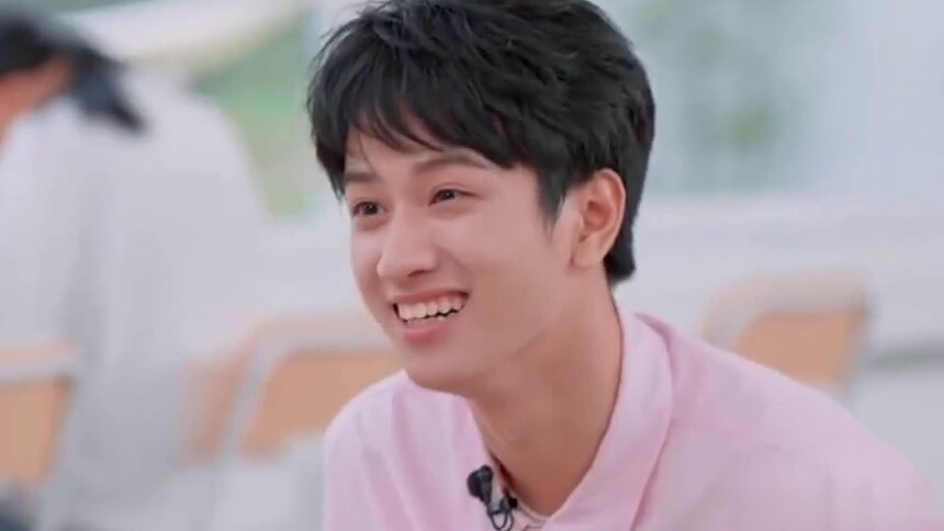 蒋依依敖子逸骑单车粉红泡泡拉满！