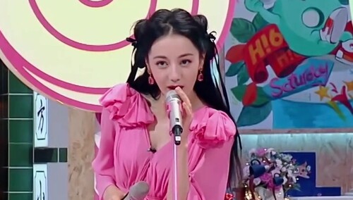 游戏反应力满分！迪丽热巴唱维吾尔族语歌