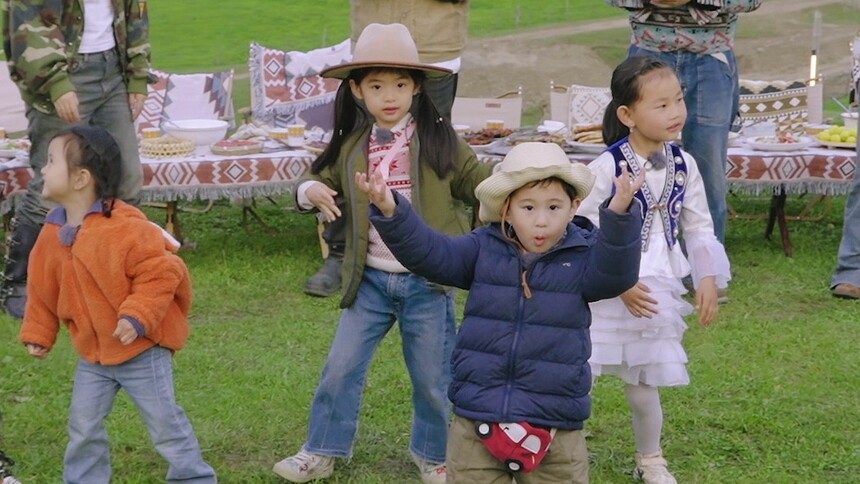 《爸爸当家2》8月8日精彩看点：萌娃解锁草原喂鹰新体验！显眼包马立奥成领舞？
