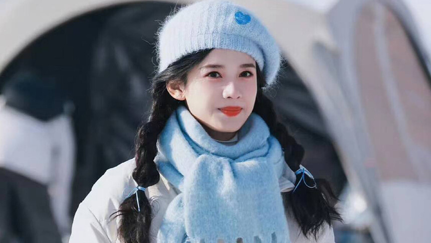 张婧仪松花湖被偶遇 雪中pose酷似企鹅可爱十足