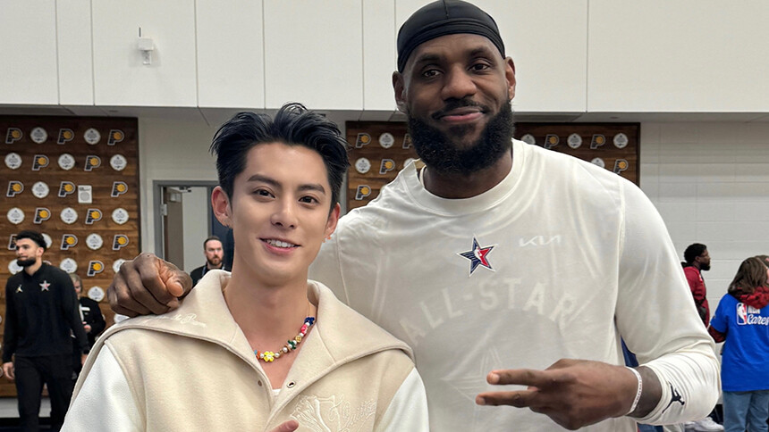 王鹤棣分享NBA现场照 与詹姆斯合影超开心