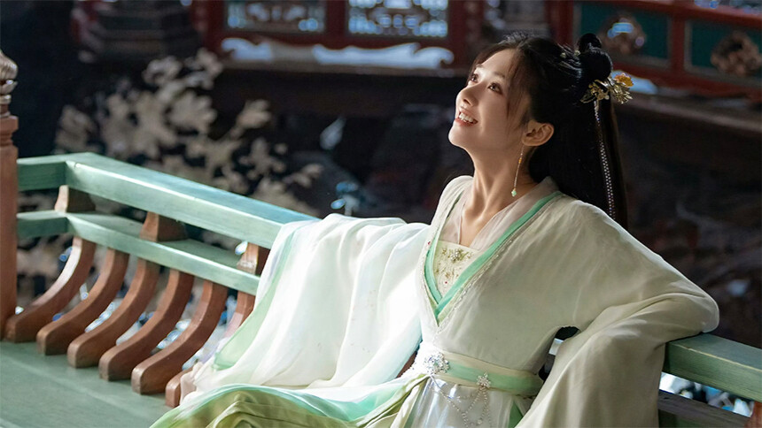 王影璐《献鱼》新造型释出 妆造美艳笑容明媚