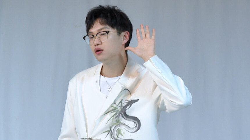 《我想和你唱5》独家侧拍：李飞沉浸式聆听认真十足