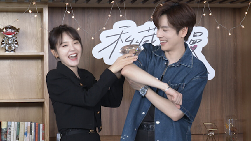 张佳宁魏哲鸣现身芒果TV扫楼 合体直播甜蜜互动