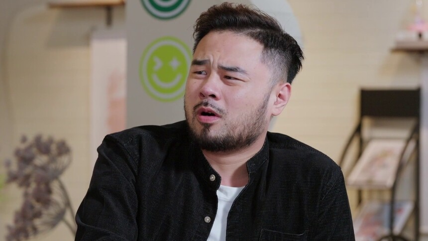 老何胡非在咖啡馆挑衅强子，被摸了一下脸落荒而逃