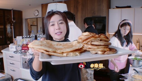 “丽挽狂岚”开启疯狂互夸模式 秦岚厨艺大进步！